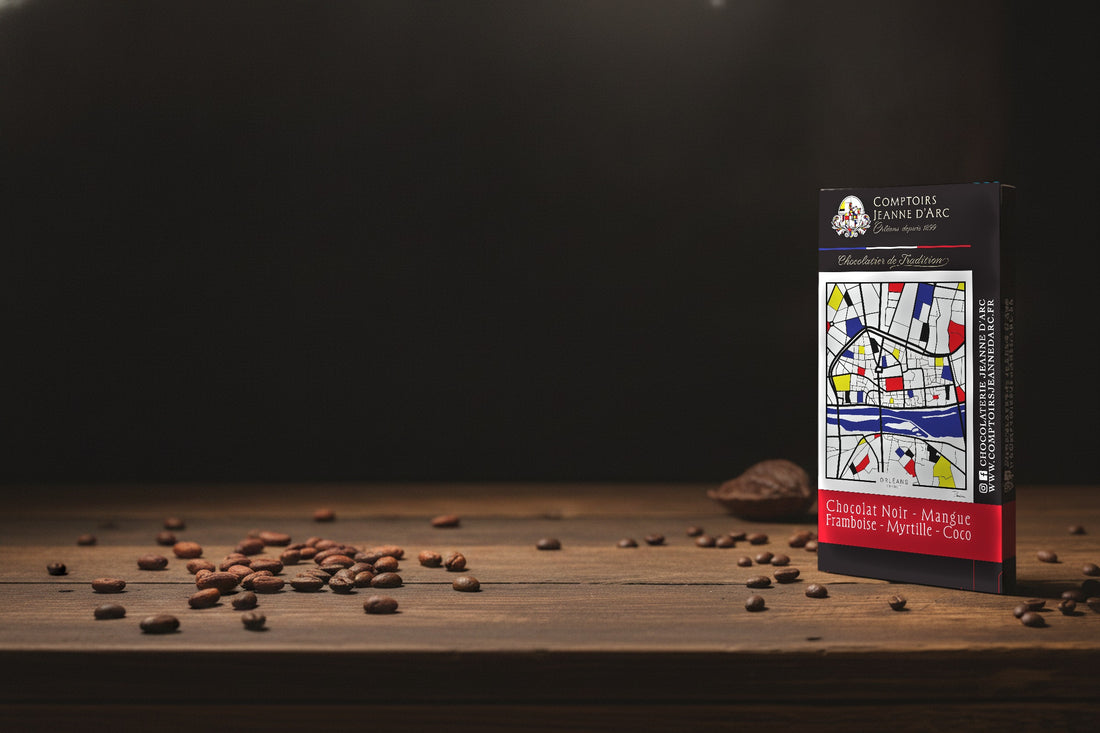 La tablette de chocolat noir des Comptoirs Jeanne d'Arc habillée du plan d'Orléans, sur un comptoir en bois